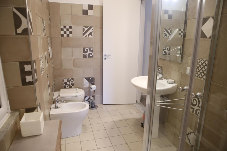 Bathroom 5, Corso Messina, Crotone