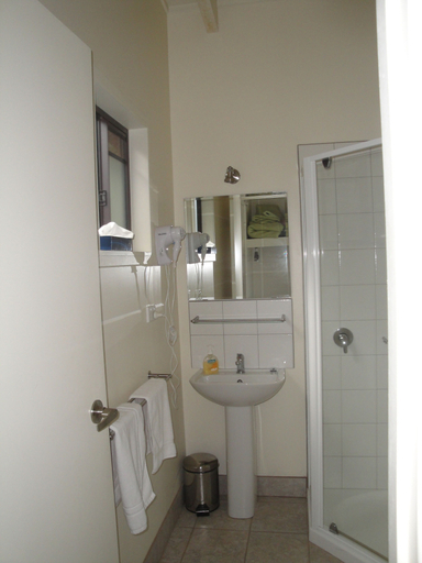 Bathroom 2, Delatite Apartments Merrijig, Mansfield