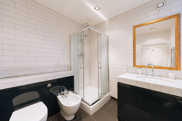 Bathroom 3, Mayfair Guesthouse, London
