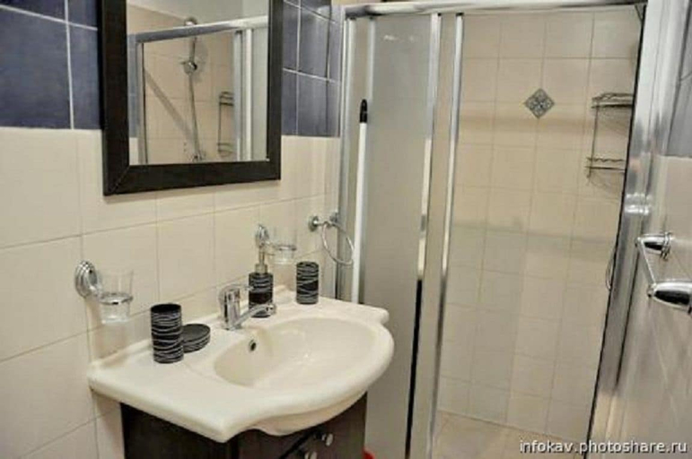 Bathroom, KAV Apartments - Ben Yehuda Street