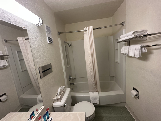 Bathroom 5, Simple Rewards Inn, Lincoln