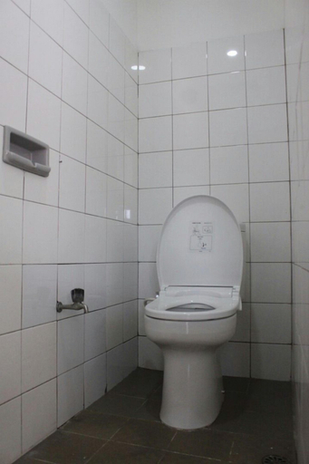 Bathroom 3, De Riau Cottage by HouseinBandung, Bandung