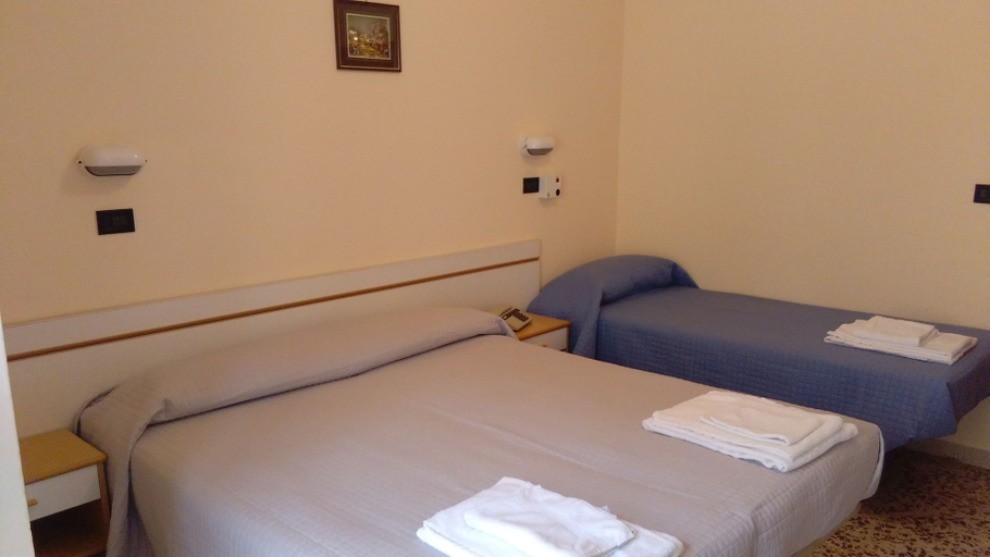 Bedroom 3, Hotel Glenn, Rimini