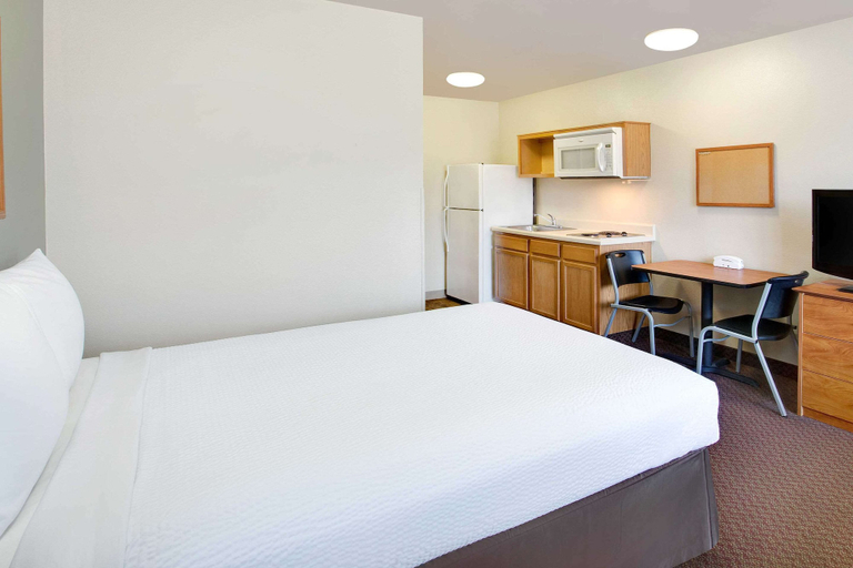 Bedroom 2, WoodSpring Suites Cincinnati Fairfield, Butler