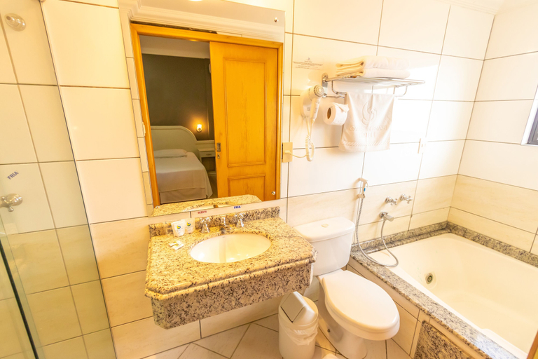Bathroom 3, Caxias Thermas Hotel, Piratuba