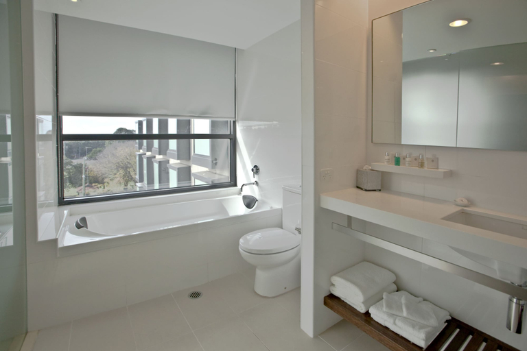 Bathroom 5, The Gateway Inn, Newcastle - Inner City