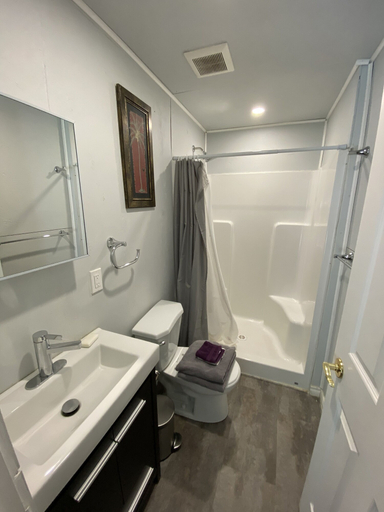 Bathroom 3, Harrison Lake Cottages, Fraser Valley
