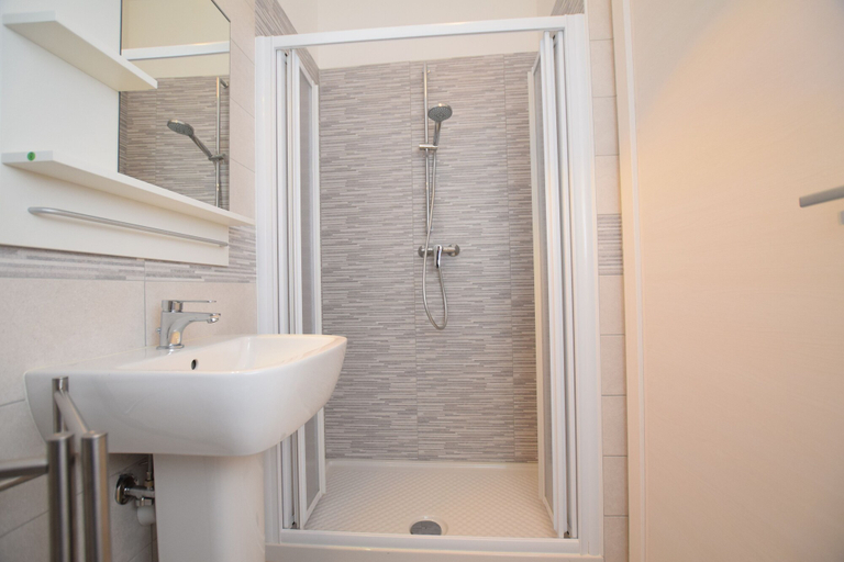 Bathroom 5, Condominio Marina Porto, Udine