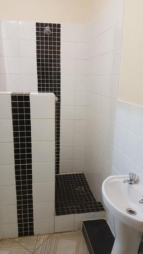 Bathroom 3, The Palace Guest House, Harare