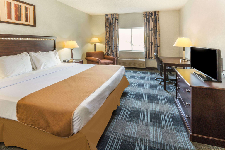Bedroom 3, Days Inn & Suites by Wyndham Vancouver, Clark