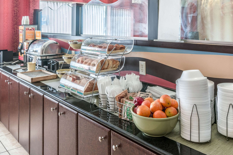 Food & Drinks 5, Quality Inn & Suites Mankato East, Blue Earth