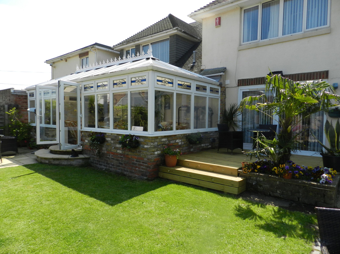 Exterior & Views 2, Watersedge Guest House, Dorset