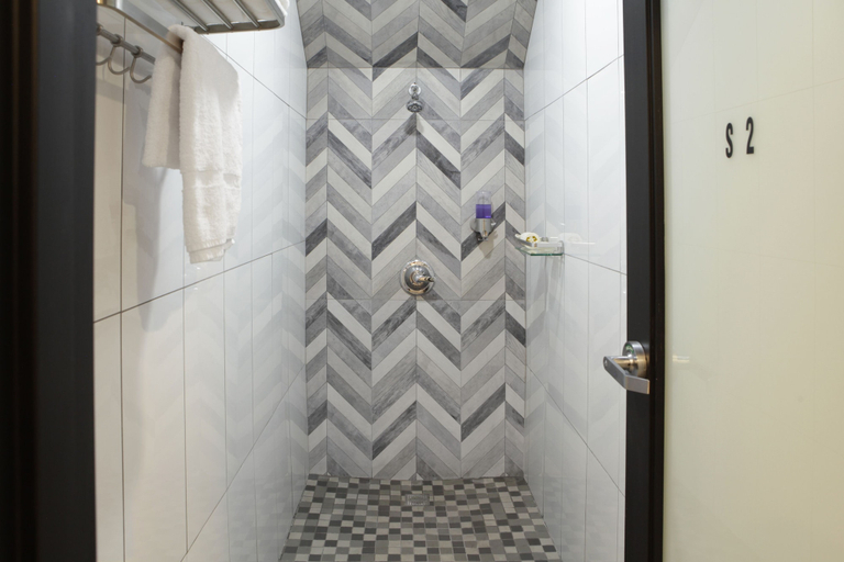 Bathroom 3, Stay Classy Hostel, San Diego