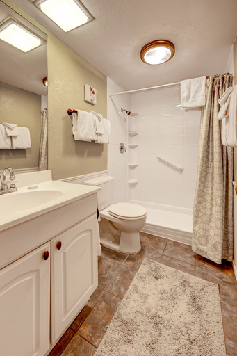 Bathroom, Sundowner Condos by CRMR, Summit
