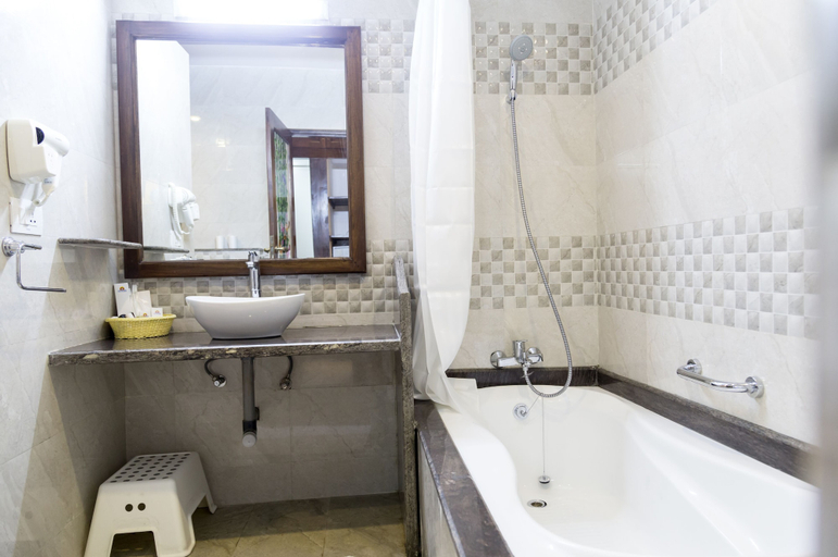 Bathroom 5, Cochichos Resort, North Goa