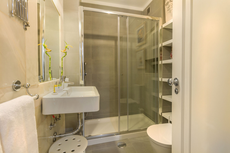 Bathroom, São Bento Gallery Apartment, Lisbon