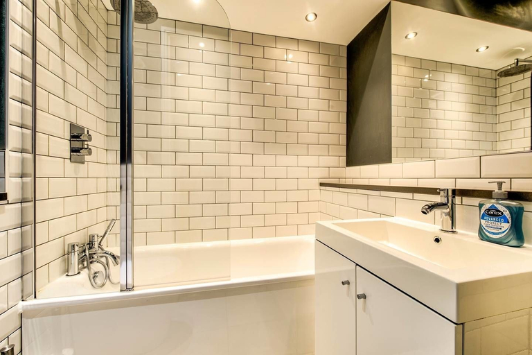 Bathroom, JOIVY Bright and Spacious 4-bedroom Apart in Stockbridge, Edinburgh