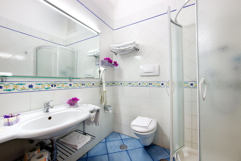 Bathroom 5, Hotel Zi Teresa, Napoli