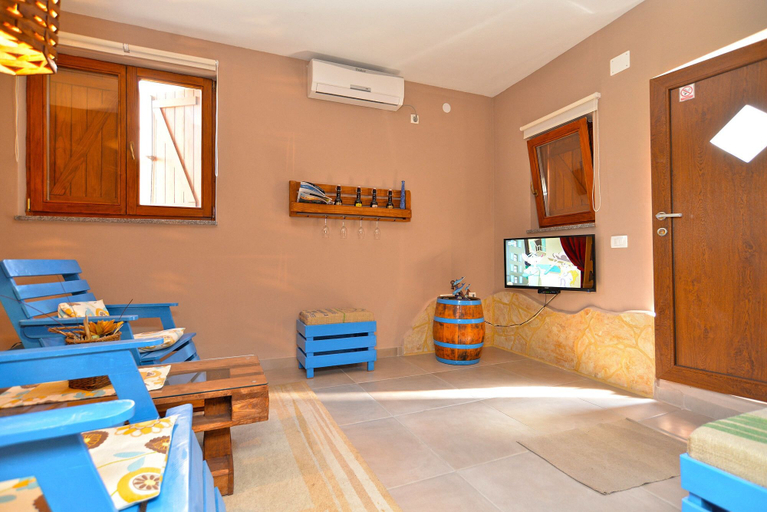 Others 4, Apartment 877, Pula