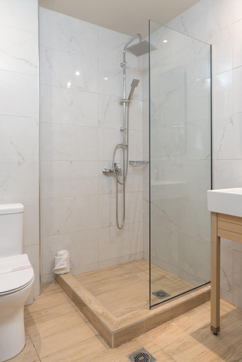 Bathroom 4, Regina Mare Hotel, Central Macedonia