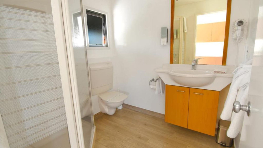 Bathroom 3, Country Glen Lodge, Christchurch