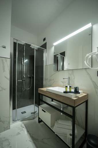 Bathroom 4, Building Hotel, Caserta