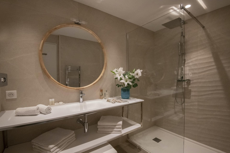 Bathroom 4, Hotel Chambord, Alpes-Maritimes