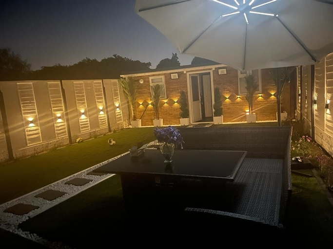 North Avenue Guest House Ltd, Heathrow Airport-Free Parking, London