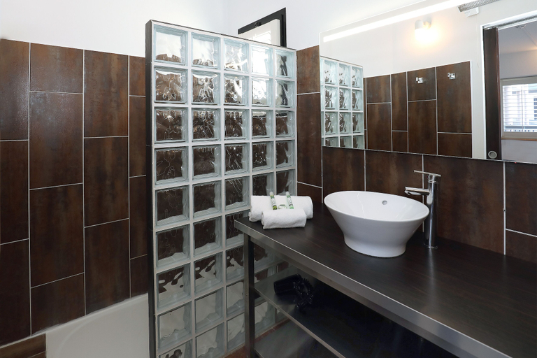 Bathroom 4, Hôtel Restaurant Le Nelio, Bouches-du-Rhône