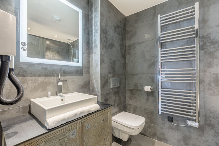 Bathroom 4, Victoria Lodge, Friendly Hotel, Savoie