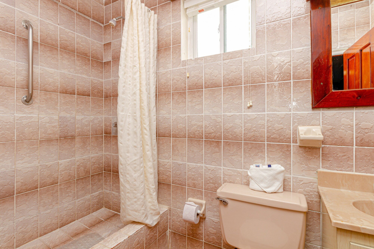 Bathroom 5, Blue Tang Inn