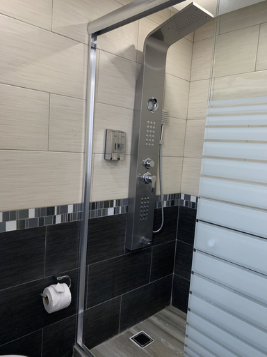 Bathroom 5, Lois Veracruz, Veracruz