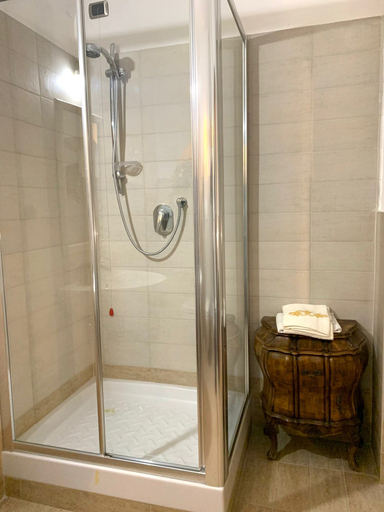 Bathroom 5, Residenza Tritone a Fontana di Trevi, Roma