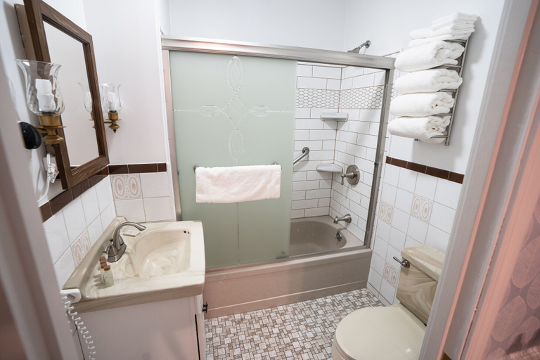 Bathroom 3, Homeport Inn and Tavern, Waldo