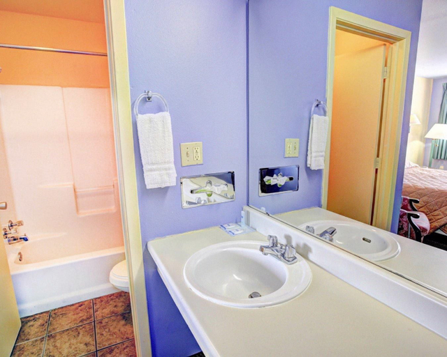 Bathroom 4, Nites Inn, Bell