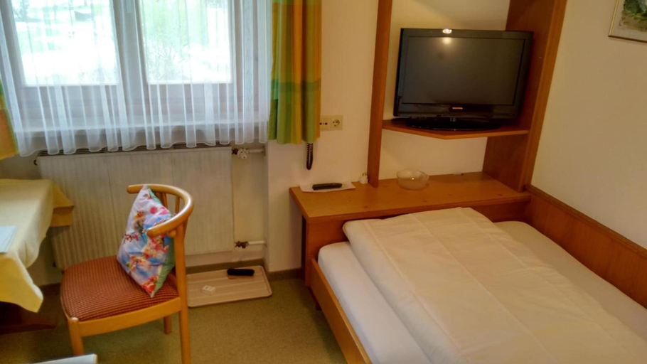 Bedroom 3, Gästehaus Flora, Traunstein