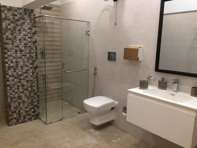 Bathroom 3, Orchards Cottage Hotel, Karachi