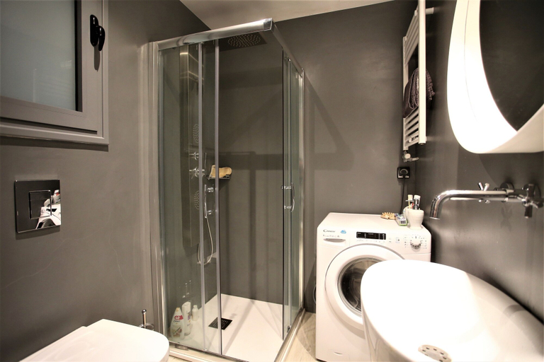 Bathroom 4, GK Embassy, Attica