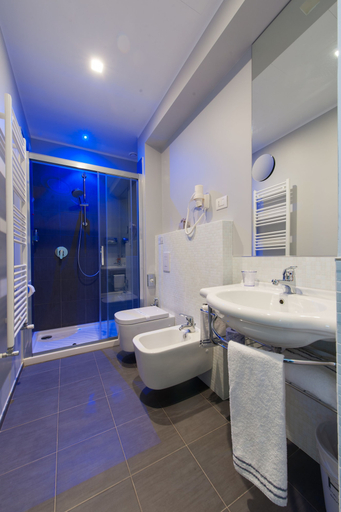 Bathroom 5, Hotel Executive Inn, Brindisi