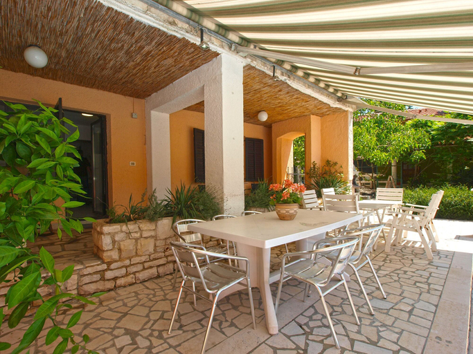 Others 5, House 747, Pula
