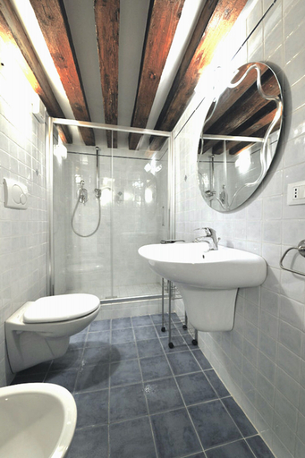 Bathroom 4, Red Rose, Venezia