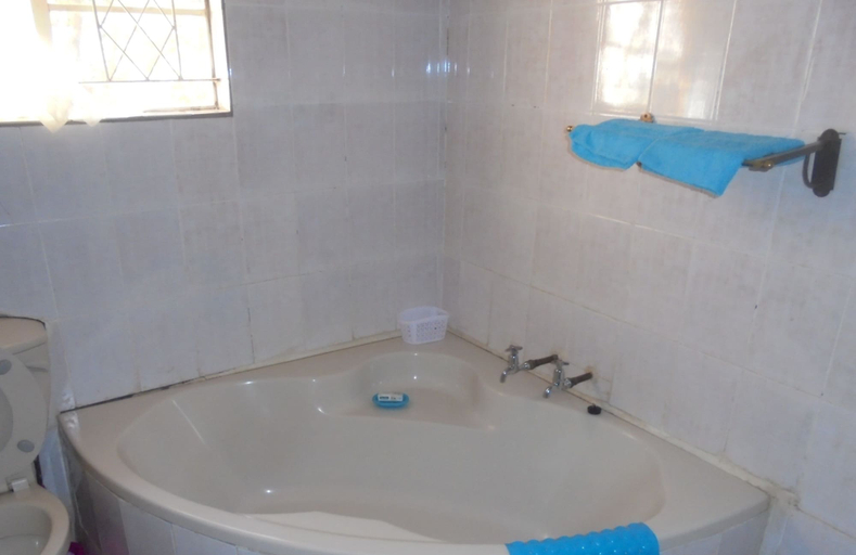 Bathroom 5, Tatenda Safaris, Hwange
