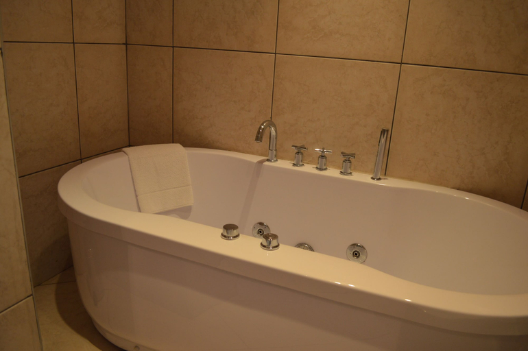 Bathroom 5, Pullman Lubumbashi Grand Karavia, Lubumbashi