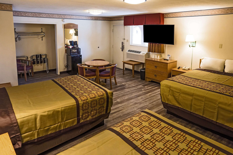 Bedroom 4, Rodeway Inn Albuquerque Downtown on Rt 66, Bernalillo