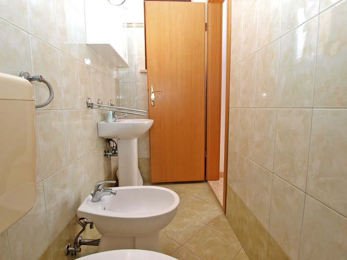 Bathroom 3, Apartment 1202, Medulin