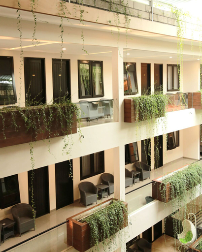 Exterior & Views 30