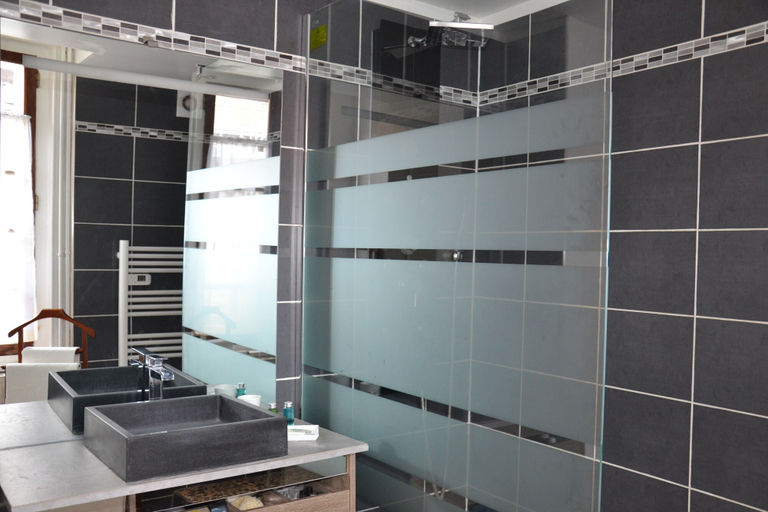 Bathroom 4, Trois Etots, Oise
