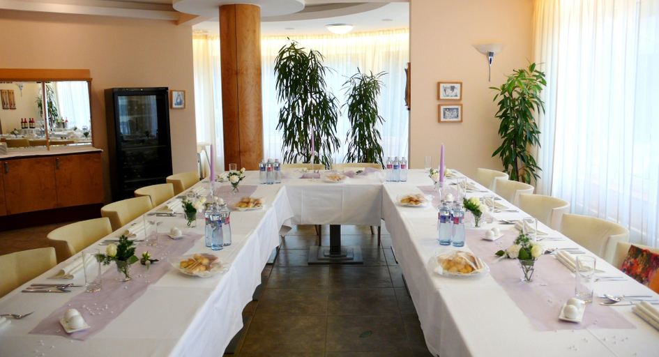 Food & Drinks 5, Hotel SET, Bratislava II
