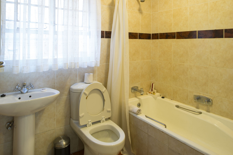 Bathroom 4, Kadoma Hotel and Conference Center, Kadoma