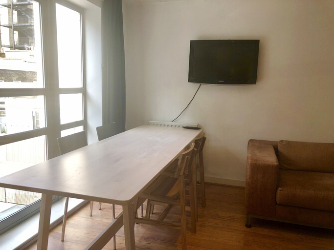 Others 4, Stylish Maisonette and studio in Victoria, London